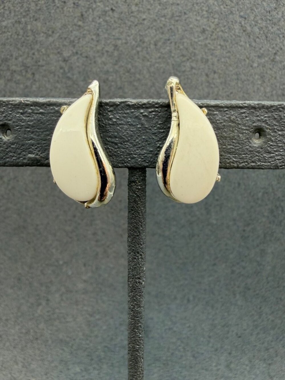 Vintage Teardrop Screw Clip-On Back Earrings 1 In As Is Cream Silver Retro